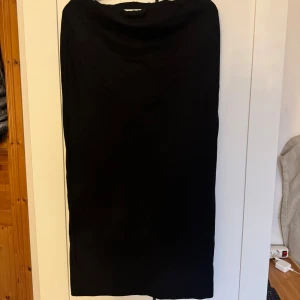 Svart kjol Zara - Snygg svart midikjol från Zara. Kjolen har en slits baktill där det gått upp lite i sömmen men inget som man tänker på💕