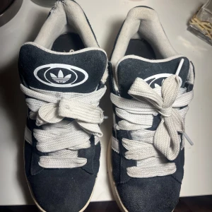 Svarta Adidas Campus 00 - Säljer mina campus då dom inte kommer till användning, haft sen jul ungefär och sönder på två ställen men ihopsydda. 