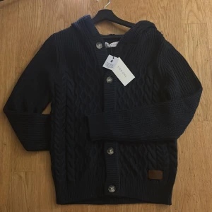  Pier One Cardigan  - Snygg cardigan från ”Pier One”. Helt oanvänd bara testad ett par gånger, strlk S skick 10/10