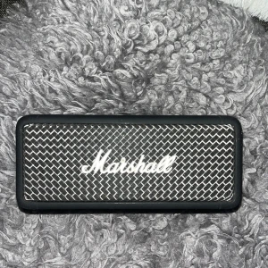 Marshall högtalare  - Säljer en Marshall högtalare som fungerar jättebra, har inte använt den så mycket och volymen på denna är riktigt bra. Nypris på denna högtalaren är 1999kr. Skriv gärna ifall du funderar över något?