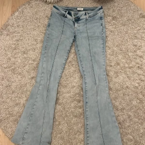 Ljusblå bootcut Lågmidjade - Snygga ljusblå bootcut som ä Lågmidjade. Står ej Stl ( köpta på vinted)  men skulle säga stl M. Är urtvättade inuti men inget som märks. Jag har även strykt upp dom, men går att stryka ner igen. Passar perfekt då på mig som är  ca 170cm. 