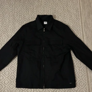 Svart overshirt från Zara - Svart jacka från Zara i storlek XL. Skriv om du undrar något. Mvh Simon