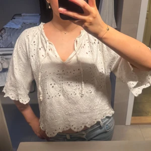 Vit blus  - Söt vit blus med spetsdetaljer, från Lindex xs/s💕