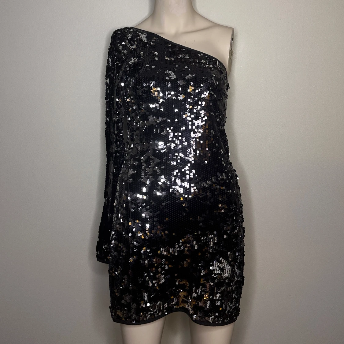 Svart paljettklänning från Jones + Jones