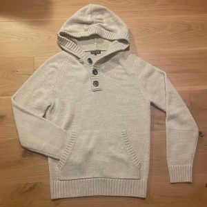Stickad hoodie - Riktigt snygg stickad hoodie från Review.Tröjan är beige och storlek XS men sitter som S. Bra skick 7/10, lite nopprig. Hör av er vid minsta fråga eller fundering! Priset är inte fast så kom gärna med bud!