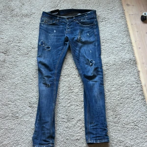 Blå jeans med slitningar - Säljer ett par riktigt snygga jeans från dondup i modellen George storlek 32