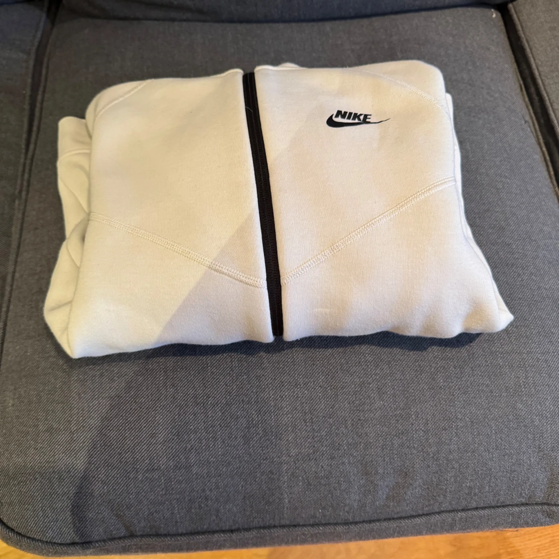 Ljus beige Nike tech kofta - 1