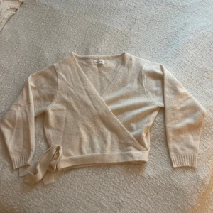 omlottkofta  - en jättefin vit omlottkofta från even&odd