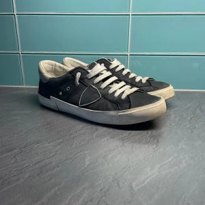 Philippe model skor - Hej, säljer nu dessa Philippe model skor då jag inte använder dom längre. Otroligt snygga och passar nästan till vad som. Annars så är det inget fel på skorna. Hör av dig vid frågor!🌟