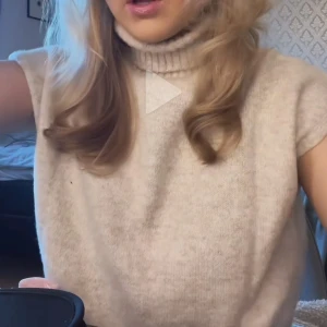 Beige ärmlös polotröja - Säljer en mysig beige ärmlös polotröja med ribbad polokrage och nederkant. Super fin nästan oanvänd i storlek s🩷🩷🩷