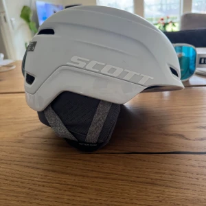 Skidhjälm och glasögon  - Scott chase 2 storlek S. Bliz rave nano optic lins utbytbar. Använda en vecka säsong 23/24