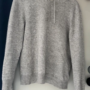 Grå kashmir hoodie från Sayless - Mysig grå hoodie i kashmir från Sayless. En litet hål på bild 3