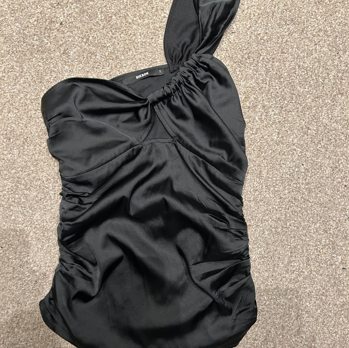 Svart oneshoulder topp från Bik Bok