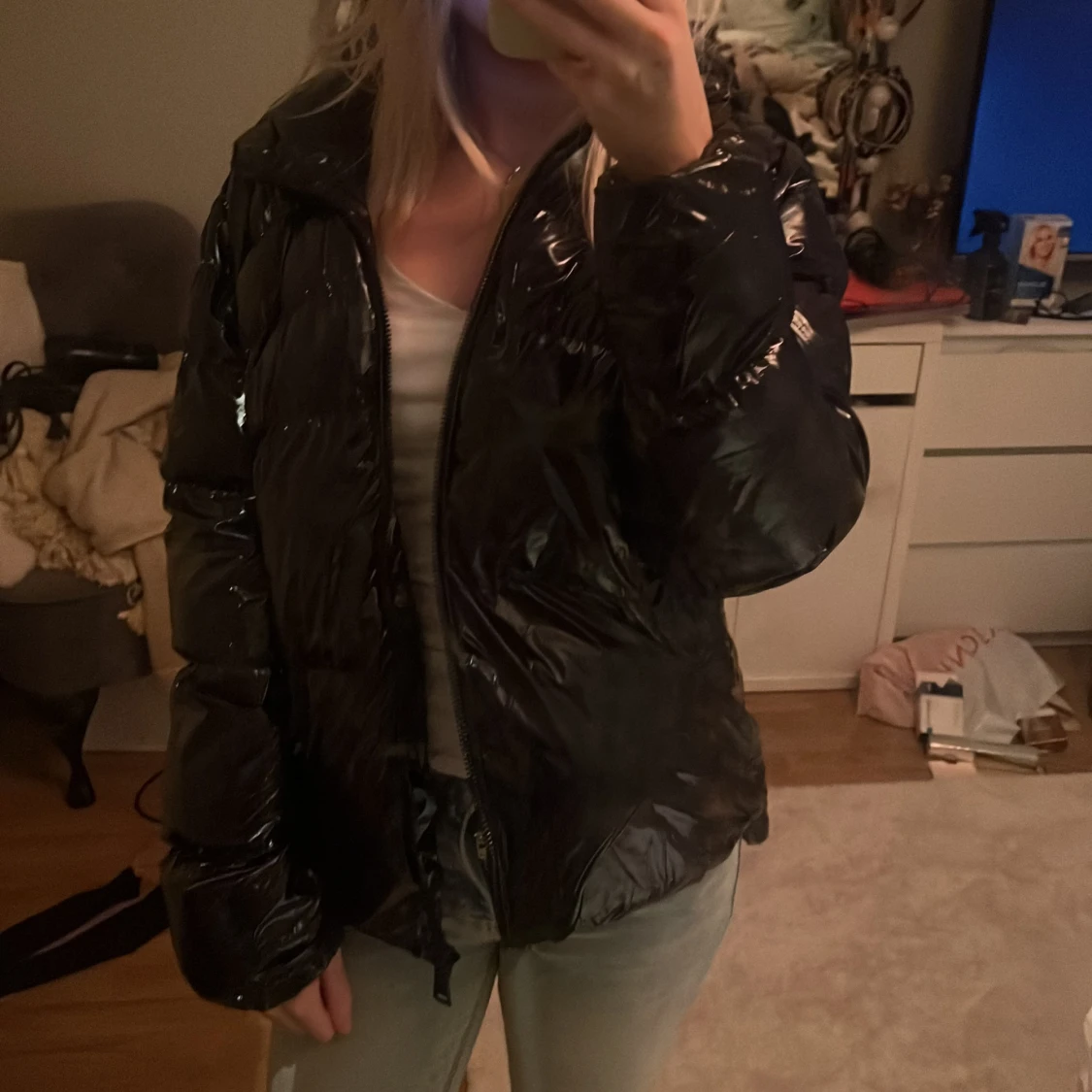 Svart glansig pufferjacka från Guess