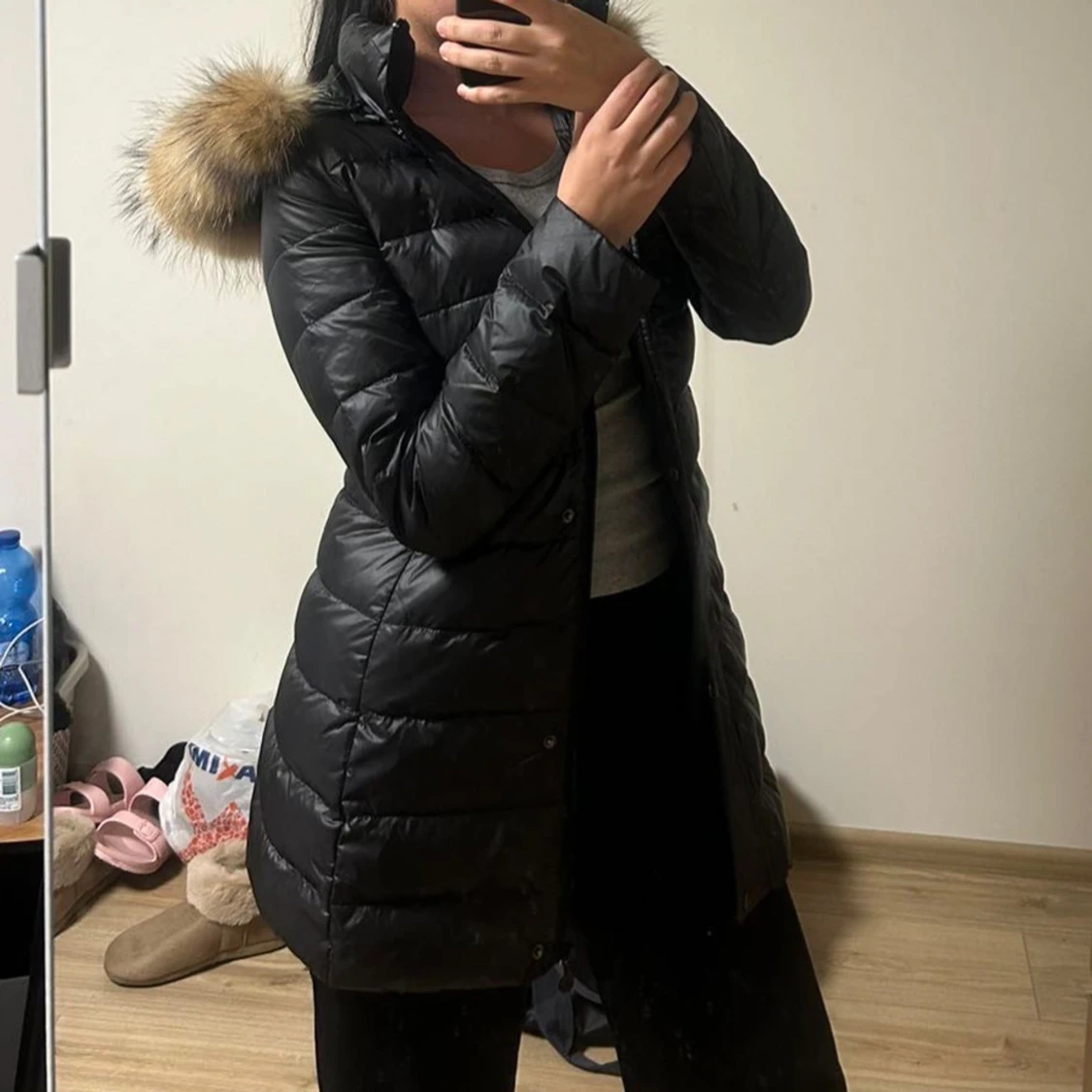 Svart dunjacka med äkta päls