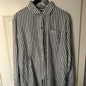  linneskjorta från Signal - Säljer en stilren randig skjorta från Signal i 100% linne