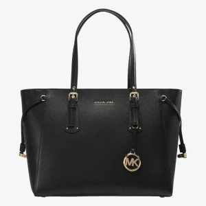 Michael Kors Voyager Tote - Säljer min svarta väska från Michael Kors i skinn med guldfärgade detaljer.  Perfekt för att bära dator. Väskan är köpt för ca 3 månader sedan och har används 2-3 gånger sedan dess. Nypris: 2 800 kr 
