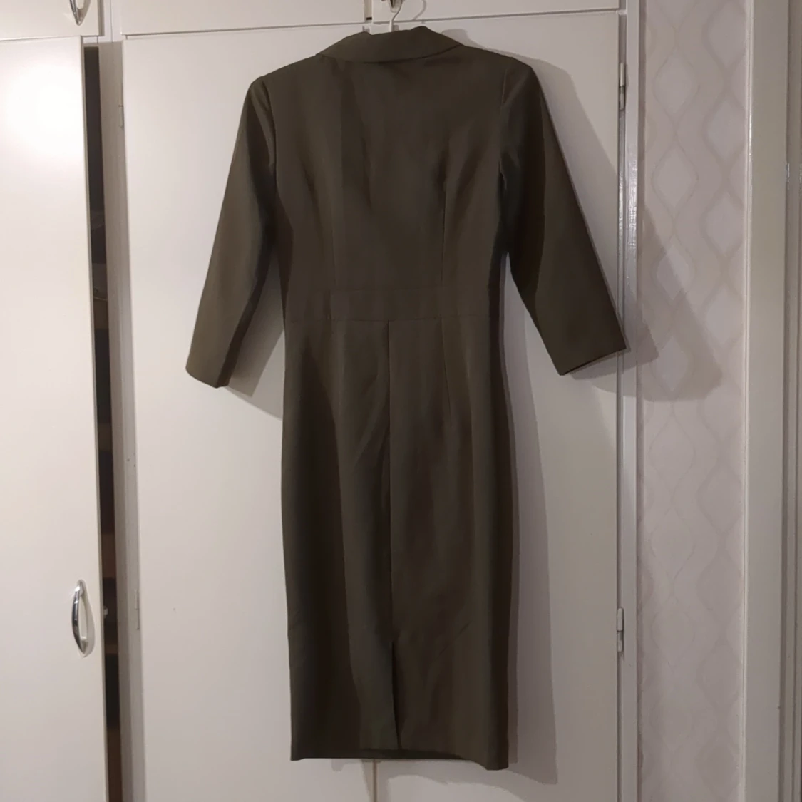 Olivgrön klänning med omlott-design - 3