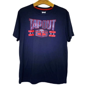 T-shirt från Tapout - mörkblå t-shirt från Tapout i storlek M! Jätteskönt material i 8/10 skick! 