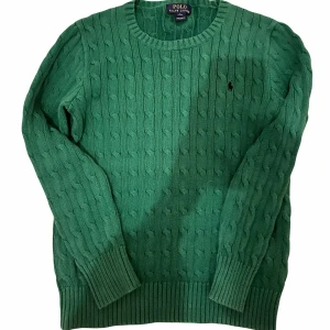 Stickad Ralph lauren - Nu säljer vi en fett stickad Ralph lauren tröja | Sälja p.ga. Inte används | Ny pris:1495 | Vårt pris : 600 | pris är inte hugget i sten 🪨 | Ställ gärna frågor!🛎️