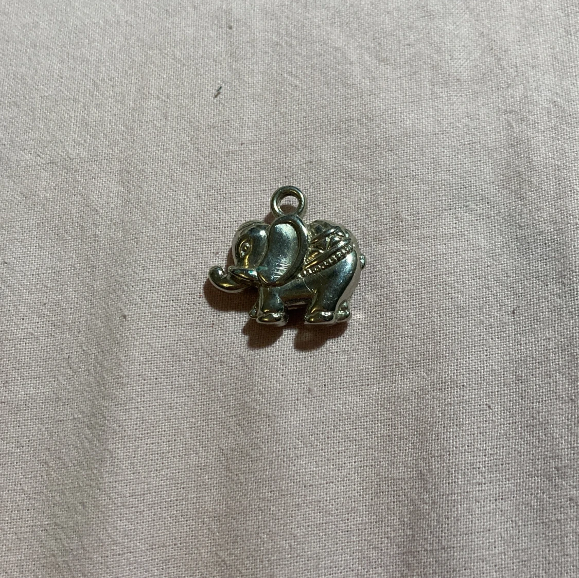 Silverfärgad elefantsmycke