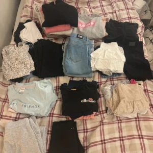 Kläder stl. 160-s - säljer nu 48 plagg som ett paket. Kläderna är i storlek 160-S, men har använts samtidigt. 11 är märkesplagg, som Levis Champion, Dr Denim, Pepe Jeans och Ellesse.  Allt är i mycket fint använt eller nyskick. Riktigt fyndläge - endast ca 20 kr per plagg.  Kan skickas mot portokostnad  Skriv för info om vad för plagg osv💓