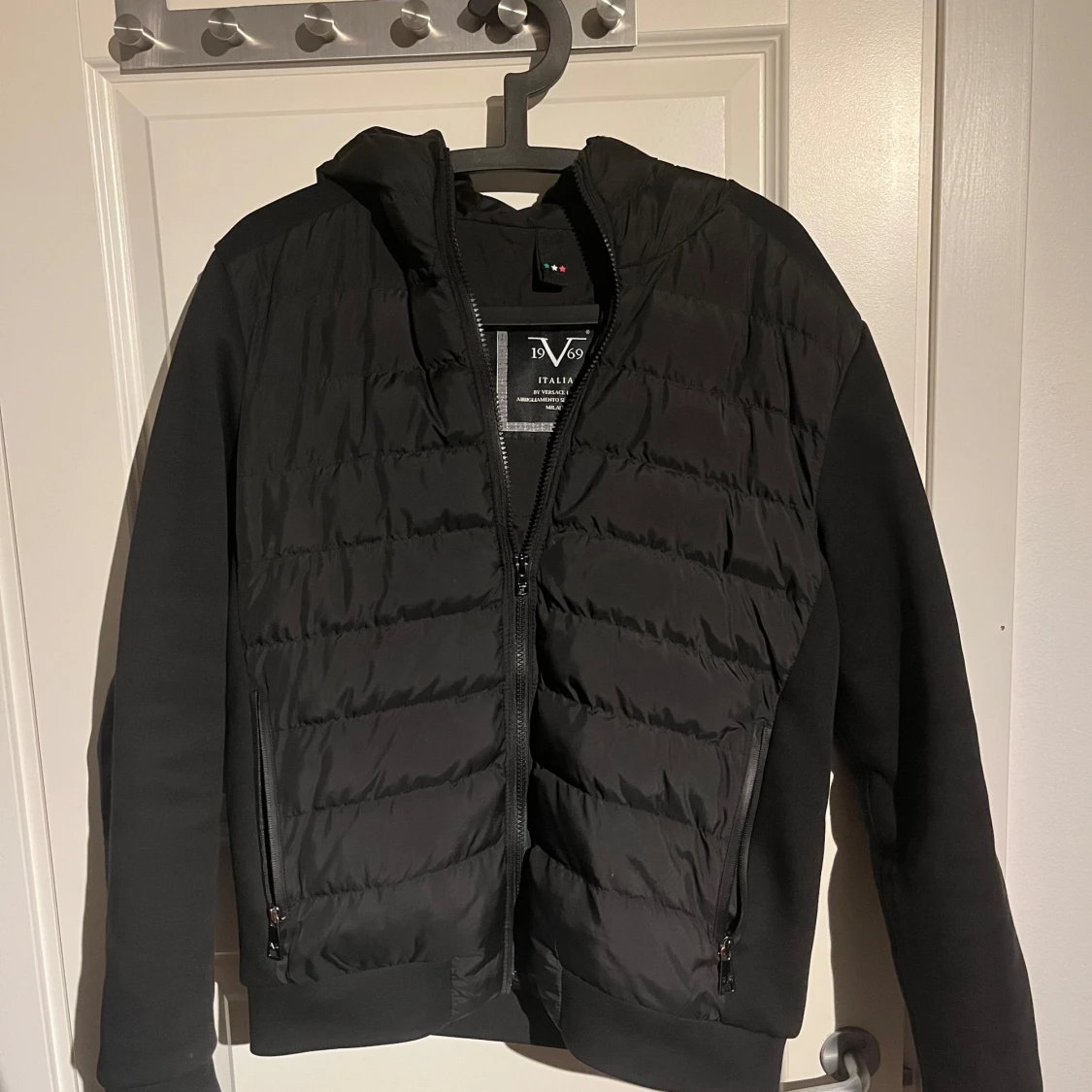 Svart jacka med huva från 19V69 Italia