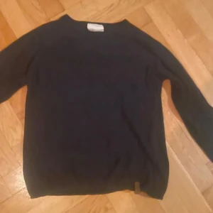  Svart tröja - Säljer en stilren tröja. Tröjan har en klassisk design med rund hals och långa ärmar. Perfekt för kyligare dagar och enkel att matcha med olika outfits.