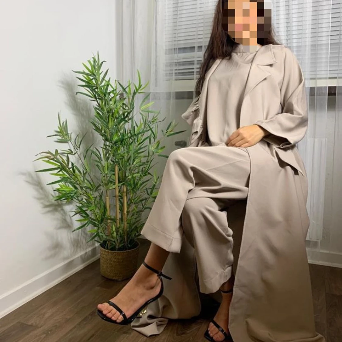 Beige set med lång kappa och slöja  - 2