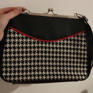 Svart och vit axelväska från Kusten Luder - Vintage/retro väska