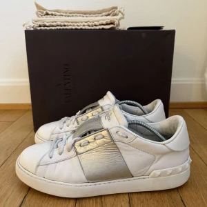 Valentino open sneakers - Säljer nu dessa fina valentino open skor | Storlek 42 | Fint skick | Kommer med box,dustbag,Kvitto | Hör av er vid frågor eller funderingar 