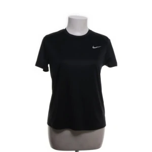 Tränings t-shirt från Nike - Använd fåtal gånger, säljer då den har blivit för liten. Skriv för fler bilder