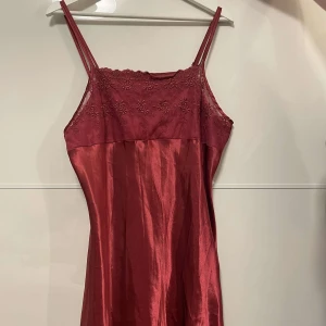 Röd klänning från Body Zone by Kappahl - Säljer en snygg vinröd klänning från Body Zone by Kappahl. Klänningen är i storlek 46/48 men passar mig som oftast har S/M i storlek på tröjor till exempel så den är inte allt för stor🌸