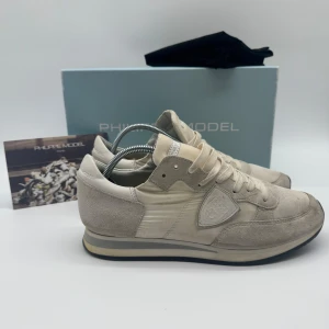 PHILIPPE MODEL TRPZ - Philippemodel TRPZ - Skick: 8,5/10 - Tillbehör: Enbart skorna - Storlek 40 sitter som 41 - Nypris ca 3700kr - Deluxecloset