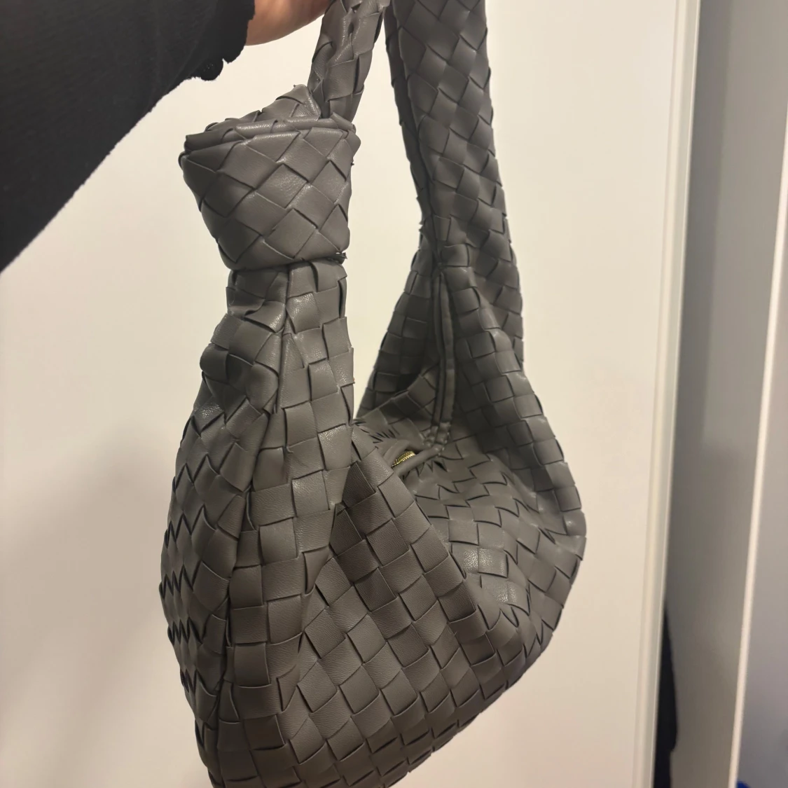 Grå flätad axelväska - 1