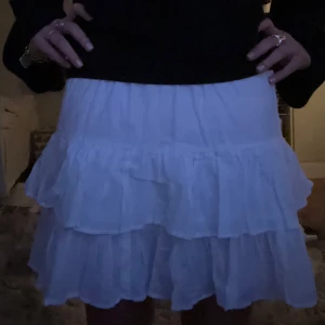 Vit volangkjol - Super fin volang kjol. Står ingen storlek men den  sitter som en S🤍