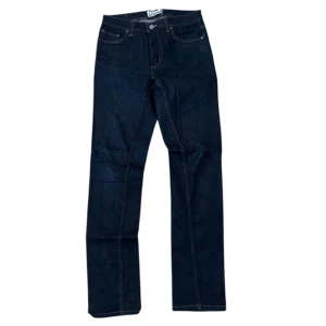 Mörkblå jeans från Acne Studios - Snygga mörkblå jeans från Acne Studios med klassisk femficksdesign och knappgylf. Perfekta för en stilren look. De har en rak passform som ger en tidlös stil.