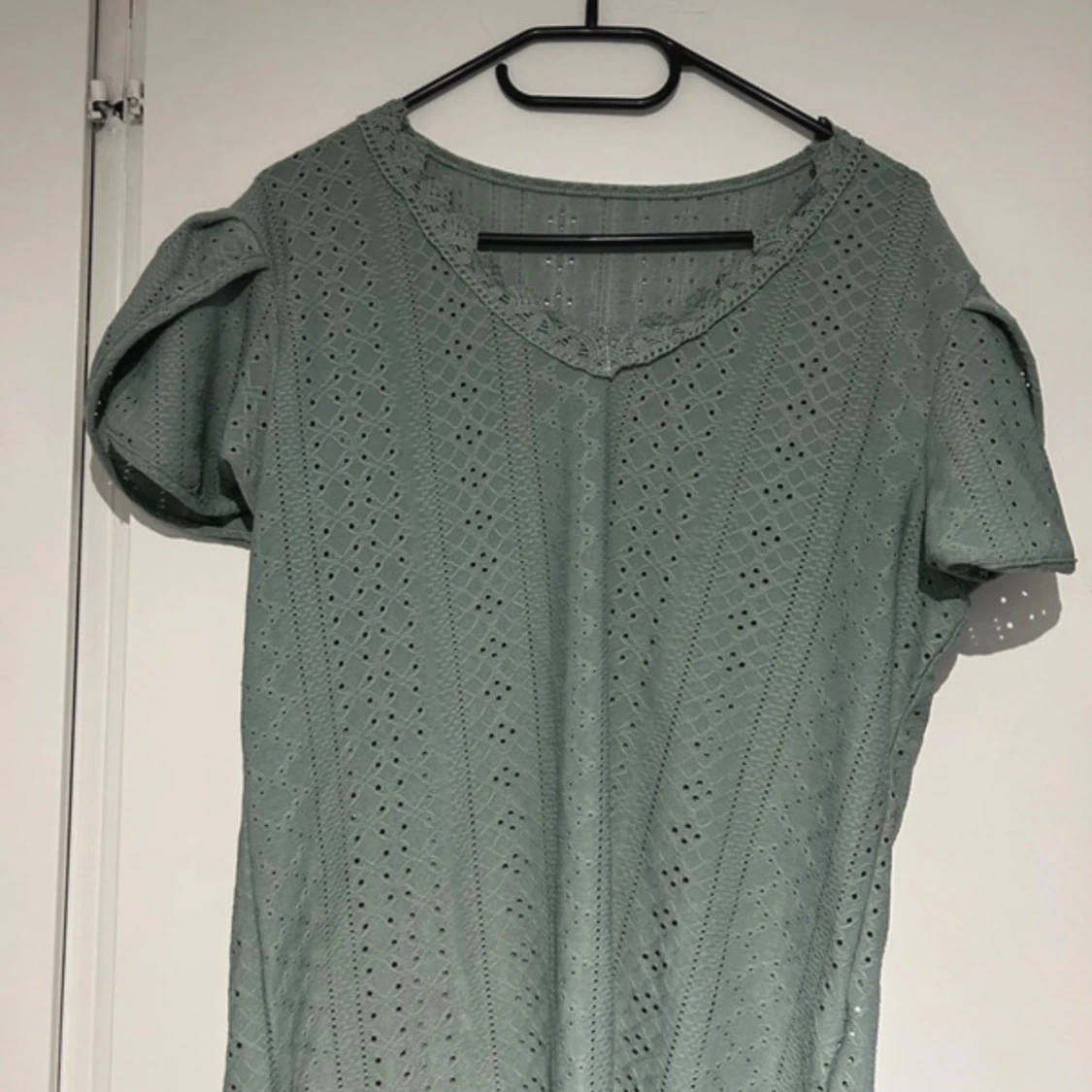 Grön blus med spetsdetaljer - 1