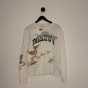 Dondup Tröja - Limited edition Dondup tröja, skön o unik! Storlek S men passar lite mer åt Xs, knappast tecken på användning, nypris ligger på 4 tusen. Hör gärna av er vid flera frågor eller funderingar! 🙌💯