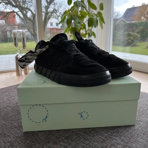 Off-white skor - Limited edition Off-white sneakers i mocka med snörning. Skorna har en stilren design med en robust sula och är perfekta för en avslappnad look. De kommer i en ljusgrön skokartong.