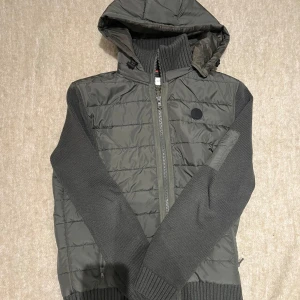 Cardigan  - Jävligt snygg cardigan nästan oanvänd. Perfekt inför våren. Köpt på Zalando och är slutsåld så går inte och få tag i 