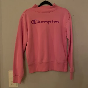 Rosa sweatshirt från Champion - Säljer en snygg rosa sweatshirt från Champion. I storlek s aldrig använd 