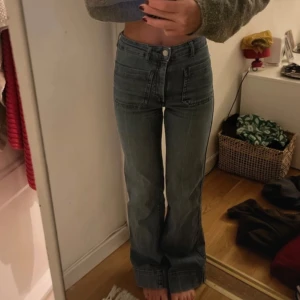 Utsvängda jeans - Lite slitna