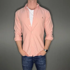 Ralph lauren skjorta - Hej säljer nu min fina Ralph Lauren skjorta i storlek M. Den är i nyskick och kommer vara otroligt snygg nu i vinter och framåt våren. Nypris cirka 1500kr! Vi kommer att sälja liknande produkter nu närmare våren så glöm inte följa profilen!🌊🍾