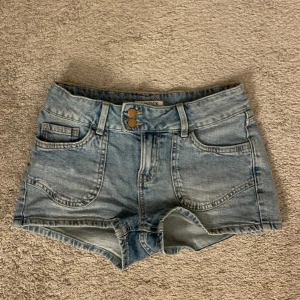 lågmidjade shorts - Snygga lågmidjade jeansshorts från Lindex. Står att det är storlek 152 men passar XXS/XS! 💕