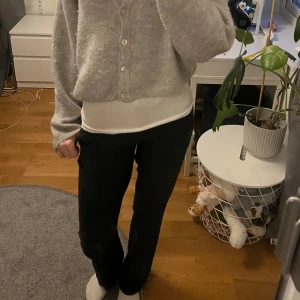 Svarta kostymbyxor från BikBok - Snygga svarta byxor från BikBok i storlek 34. Används inte längre och dessutom för korta tyvärr, lite nersydda så kan sitta något tajtare i midjan.kontakta för fler frågor eller bilder❤️💞