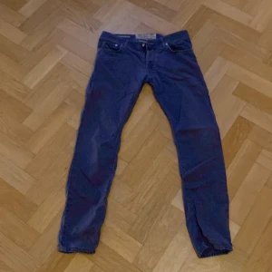 Gråa jeans från Jacob Cohen - Snygga blå jeans från Jacob Cohen, kända för sin kvalitet och stil. Det är inte denim dom är som chinos skriv om du har några frågor!