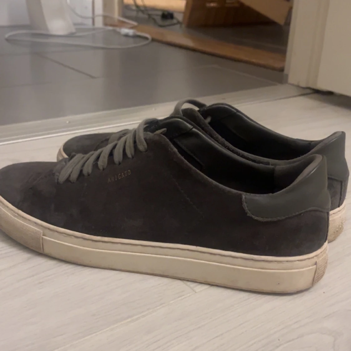 Gråa sneakers från Axel Arigato - 1