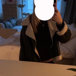 Vårjacka - Skitsnygg jacka nu till våren! Använd väldigt få gånger. Säljer då det ej är min stil. Svart ”skinn/läder” med Teddy på insidan. PRIS KAN DISKUTERAS