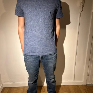 Ralph Lauren t shirt - Tja! Säljer nu denna Ralph Lauren t shirt. Varan är endast använd fåtal gånger. Modellen på bilden är 178 cm. Ställ gärna frågor om ni har några!